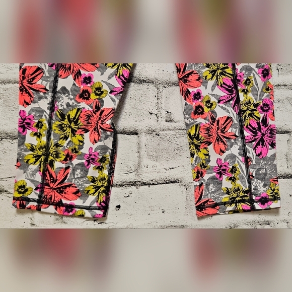 Victoria's Secret VSX Sport Colorful Floral Capris 18" Leggings - Picture 6 of 8